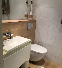 WC-tilan uudistus. Aito puupaneeli suojattu puuvahalla.